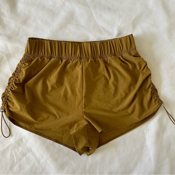 Alo Yoga Cinch It Up Short Women’s Small Golden Olive Branch Adjustable Sides - Picture 13 of 14